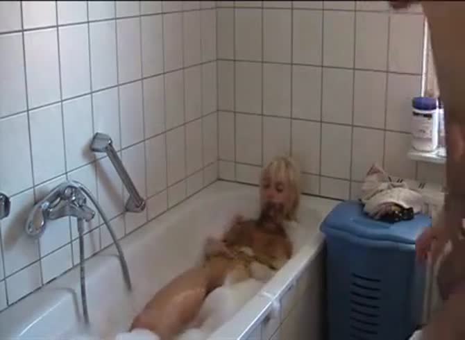 Video :Blonde babe got pissed on while in the bathtub
